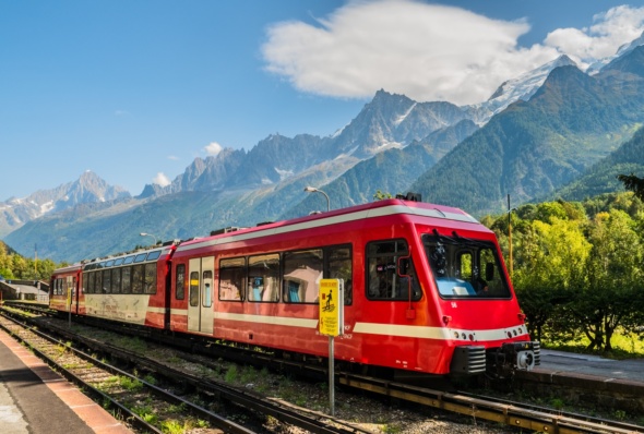 Eine Fahrt im Mont Blanc Express - wie ein Zug den Bergen trotzt