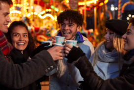 Weihnachtsmarkt Glühwein in Italien Adventreise mit Freunden