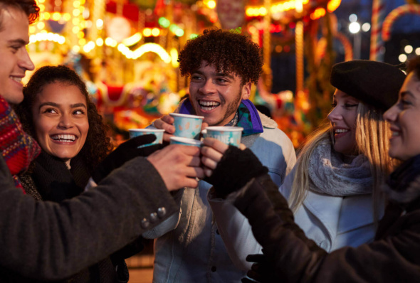 Weihnachtsmarkt Glühwein in Italien Adventreise mit Freunden