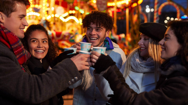 Weihnachtsmarkt Glühwein in Italien Adventreise mit Freunden