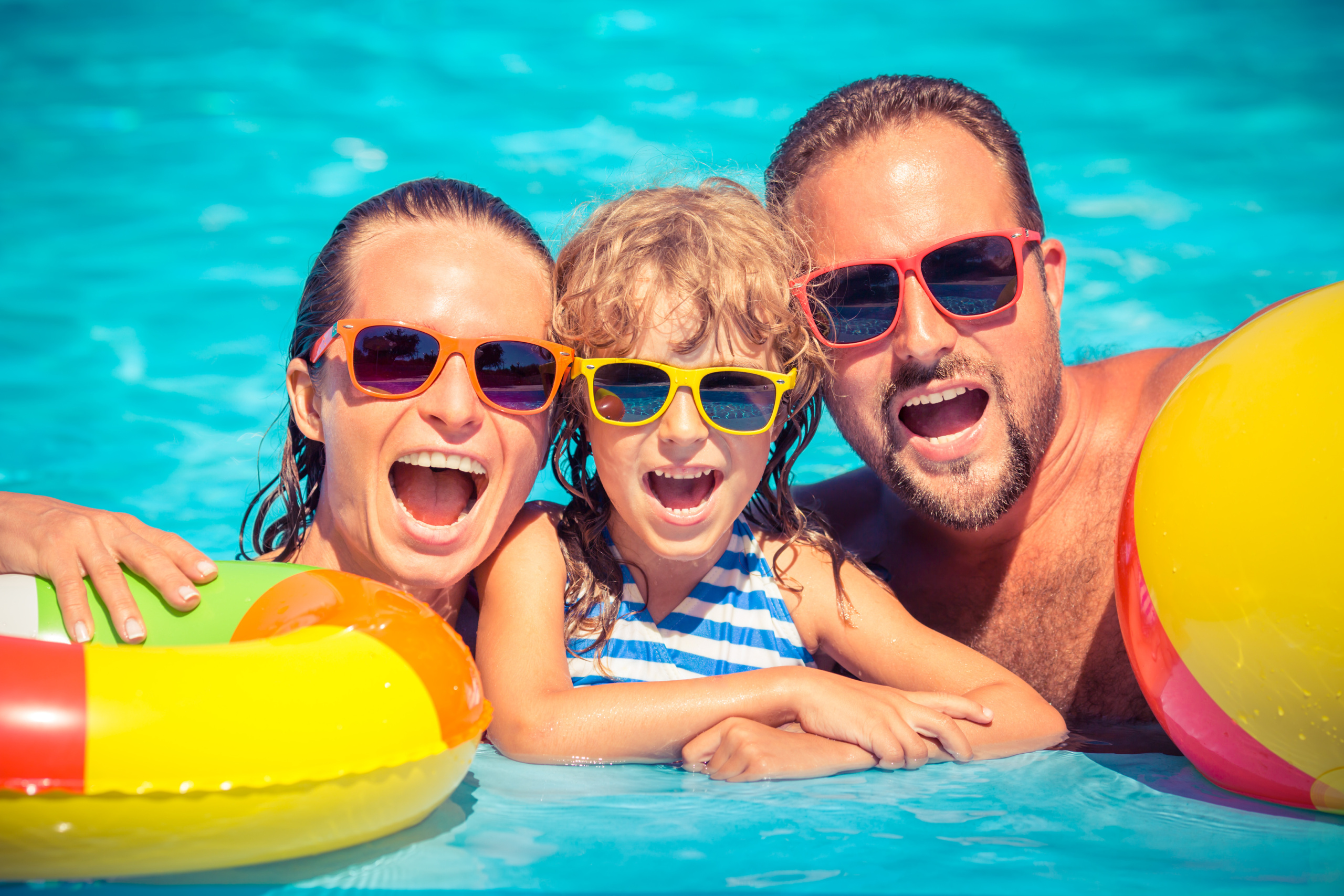 Familie im Pool