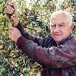 Bauer auf Sardinien bei Feldarbeit