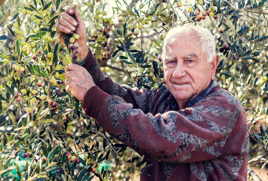 Bauer auf Sardinien bei Feldarbeit