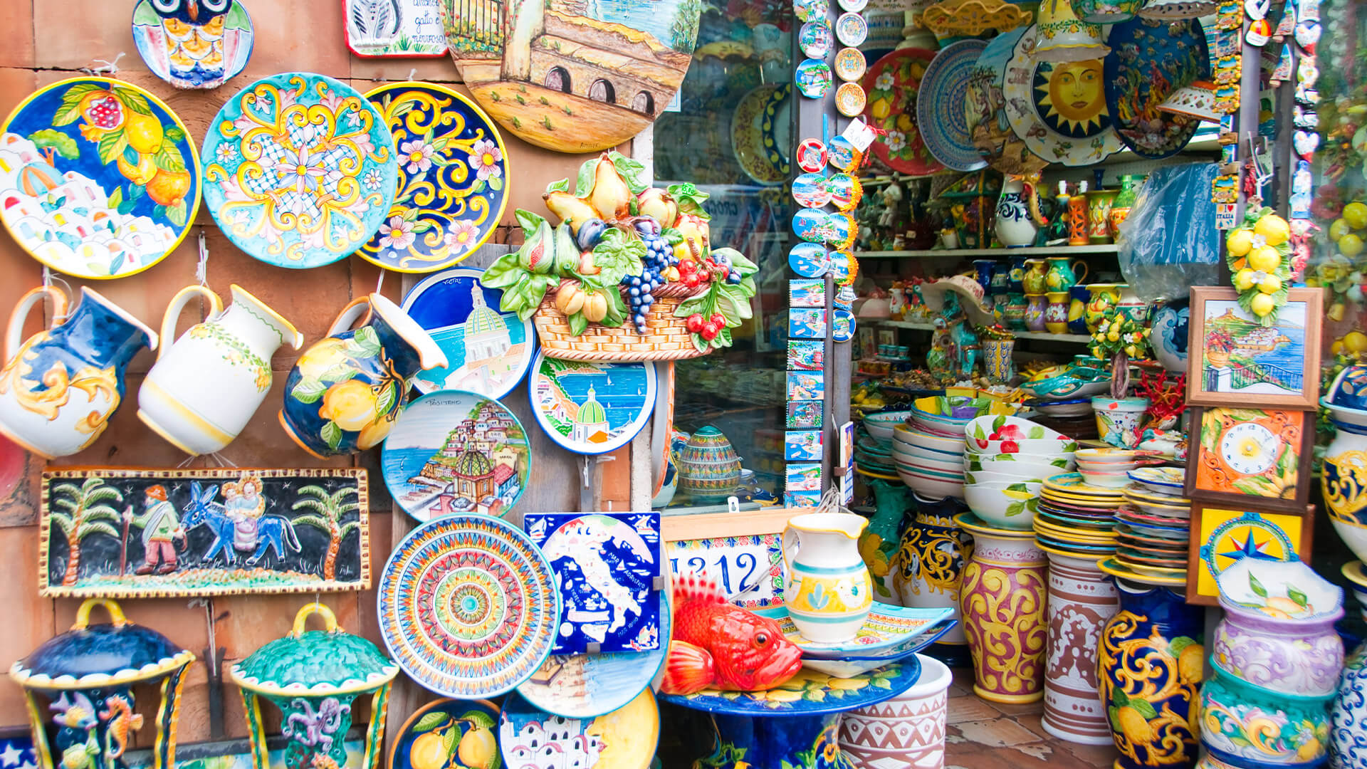 Kultur: Malerische Ortschaften und bunte Keramik