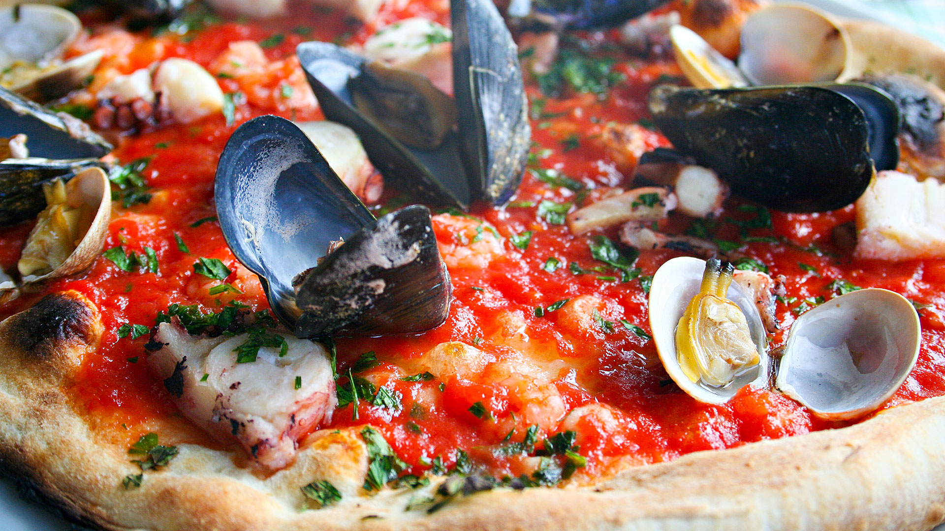 Kulinarik auf Ischia - Die besten Speisen und Getränke - Pizza mit Meeresfrüchten