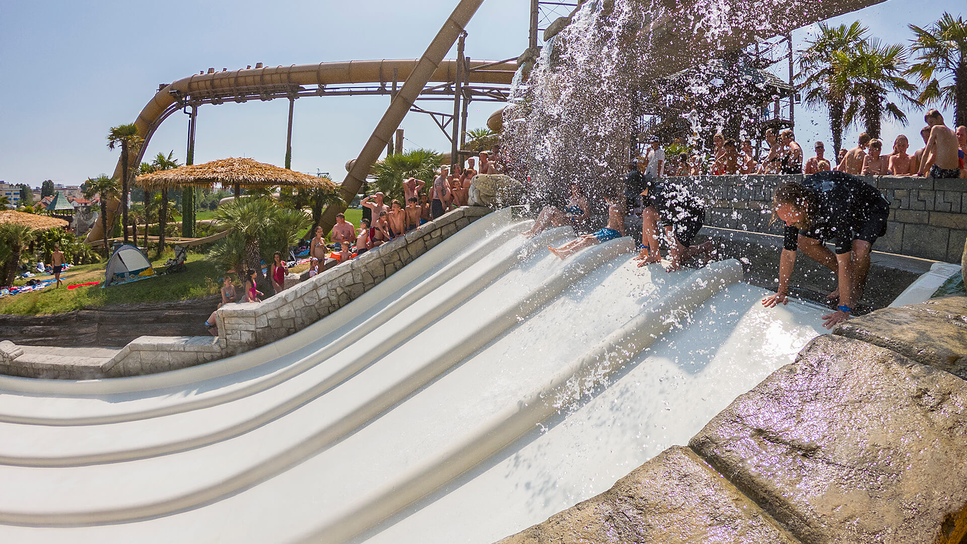 Wettrutschen auf der Apocalypse im Wasserpark Caribe Bay