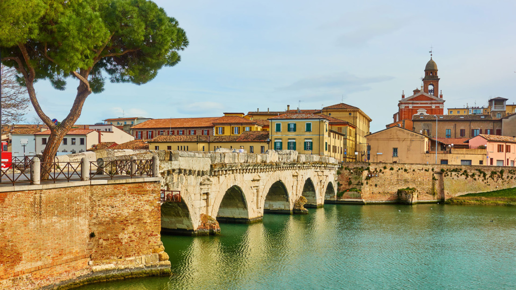 Tiberiusbrücke (Ponte di Tiberio) – die Verbindung