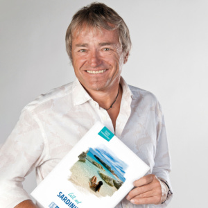 Andreas Kröll mit Reisekatalog 2023